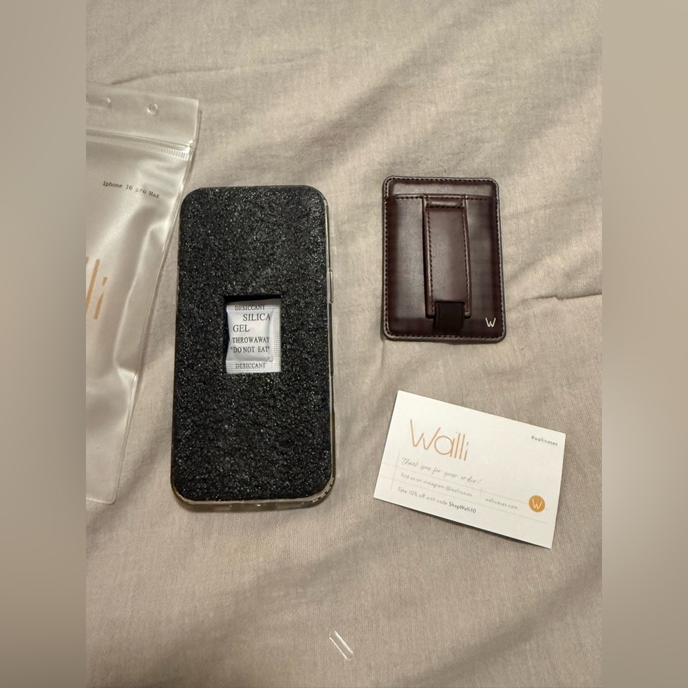 Walli Cafe Gingham iPhone 16 pro max wallet Magnetic Case - NWT - Picture 4 of 5